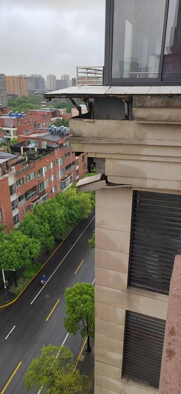 易资配 梅雨一泡，上海这个小区外墙装饰又频繁掉落！开发商：总不能让我一直修下去吧